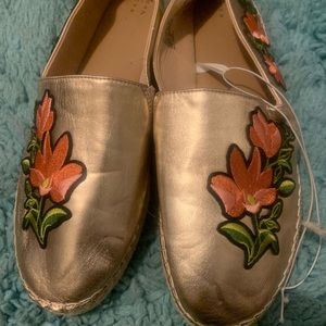 Slip-on rose gold decal shoes